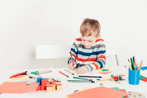 Schattig kind studie tekening aan de tafel — Stockfoto