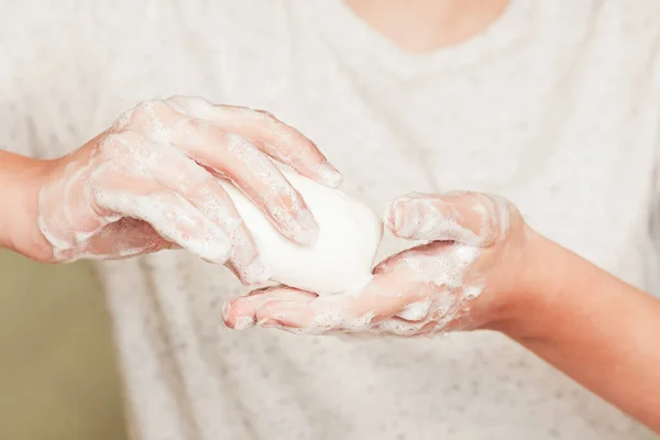 Vista frontal de las manos de las mujeres con jabón — Foto de Stock