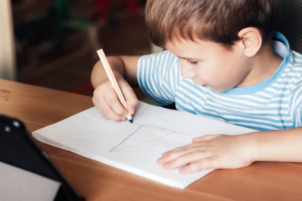 Modern Kind Gebruikt App Tablet Thuis Studeren Tekenen Afstandsonderwijs — Stockfoto