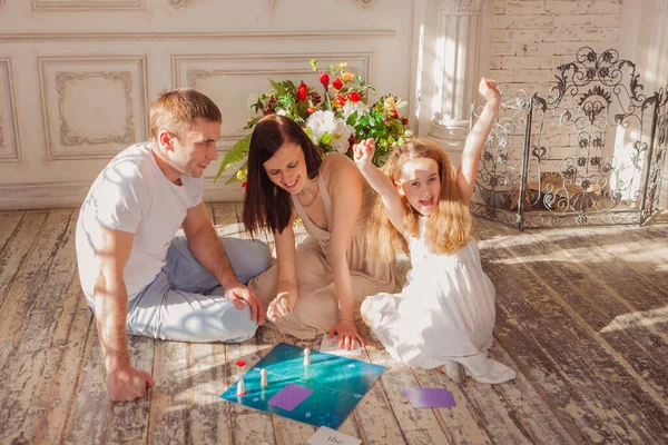 Familia Feliz Jugando Suelo Sala Estar Niño Feliz Ganar Juego — Foto de Stock