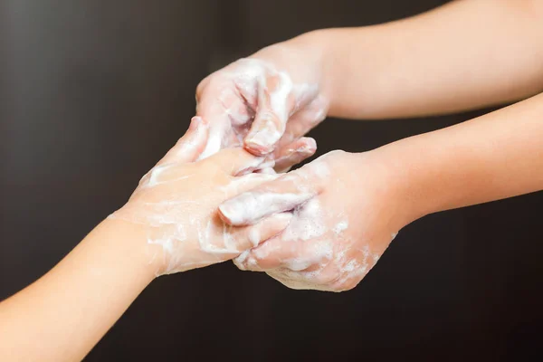 Vista Frontal Mãos Mulheres Com Espuma Sabão Conceito Higiene Pessoal — Fotografia de Stock
