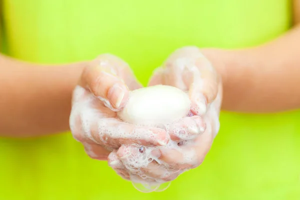 Vista Frontal Mãos Mulheres Com Espuma Sabão Conceito Higiene Pessoal — Fotografia de Stock