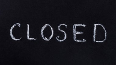 Siyah bir tahtaya tebeşirle çizim, el yazısıyla yazılmış metin kapatıldı