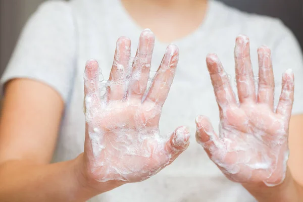 Vista Frontal Mãos Adolescentes Com Espuma Sabão Conceito Higiene Pessoal — Fotografia de Stock