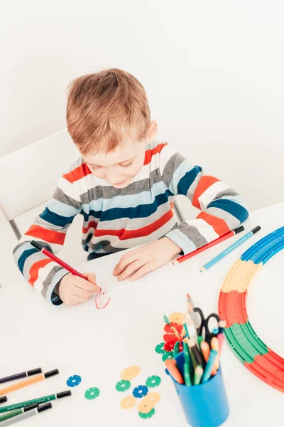 Anak Menggambar Ibu Saat Duduk Meja Putih — Stok Foto