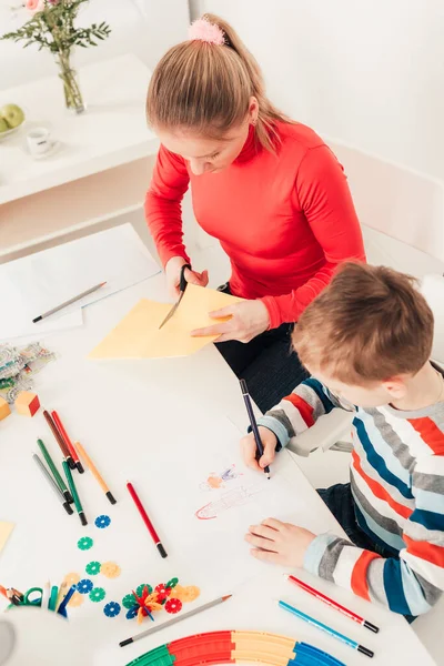 Mãe Com Filho Recortando Papel Desenhando Conjunto Mesa Branca — Fotografia de Stock