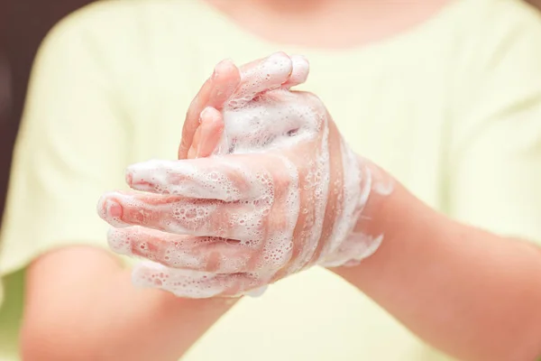 Widok Przodu Ręce Niemowląt Mydłach Higiena Osobista — Zdjęcie stockowe