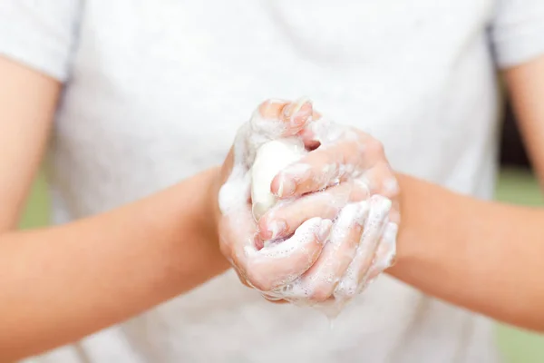 Vista Frontal Las Manos Las Niñas Con Espuma Jabón Concepto — Foto de Stock