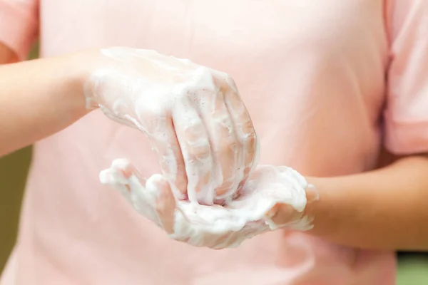 Vista Frontal Mãos Mulheres Com Espuma Sabão Conceito Higiene Pessoal — Fotografia de Stock