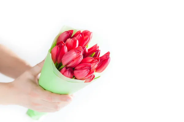 Mans Hand Hält Strauß Von Tulpen Blumen Auf Weißem Hintergrund — Stockfoto