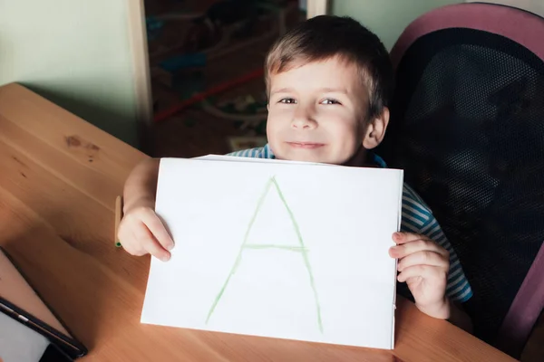 Menino Satisfeito Feliz Mostra Página Com Letra Manuscrita Conceito Educação — Fotografia de Stock