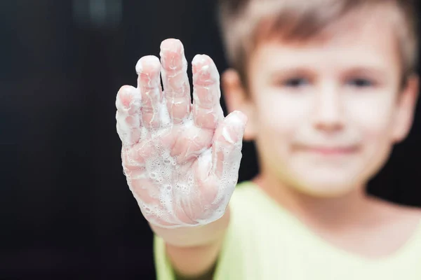 Pandangan Depan Pada Anak Laki Laki Tangan Dengan Busa Sabun — Stok Foto