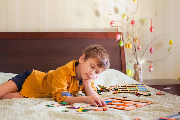 Pojken Samlar Träpussel Form Påskägg Heminredning Påsk Dekoration Bakgrunden — Stockfoto