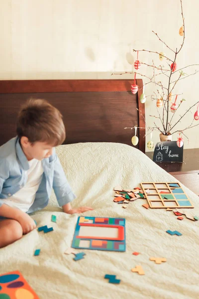 コロナウイルスの隔離中に家で遊んでいる男の子 小さいDof画像 イースターの装飾とテキストに焦点を当てる家にいてください イースター休暇に家にいるという概念 — ストック写真