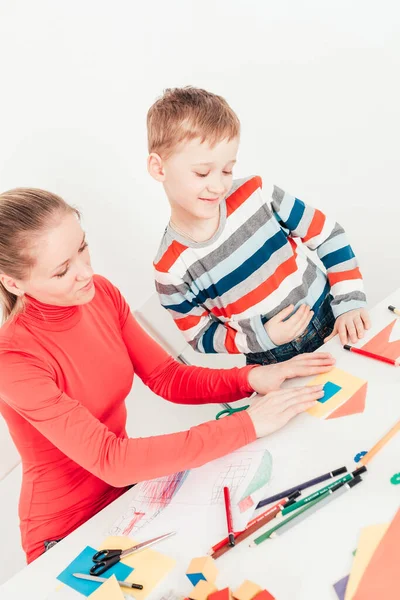 Madre Con Piccolo Figlio Che Applicazione Immagine Carta Carte Colorate — Foto Stock