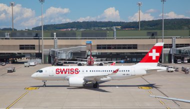 Zürih Havaalanı'nda uçak
