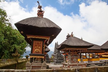 bratan Gölü su Tapınağı