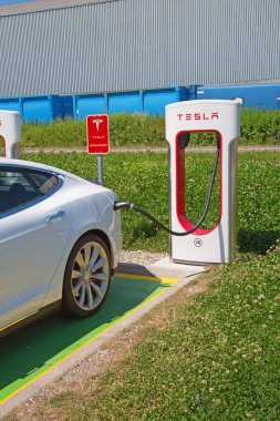 Tesla Supercharger istasyonu