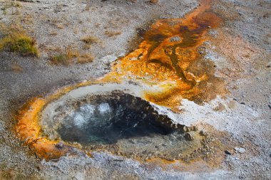 Renkli sıcak su havuzu