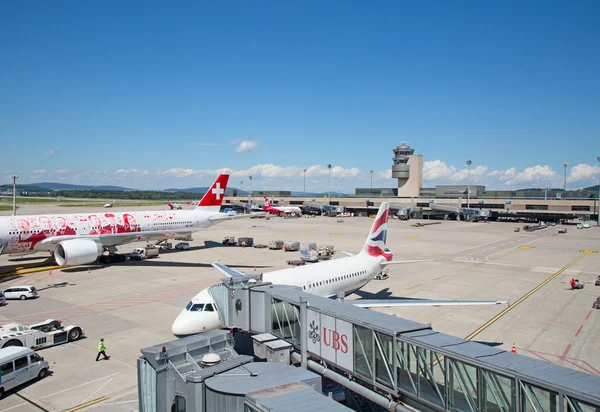 Avions à l'aéroport de Zurich — Photo