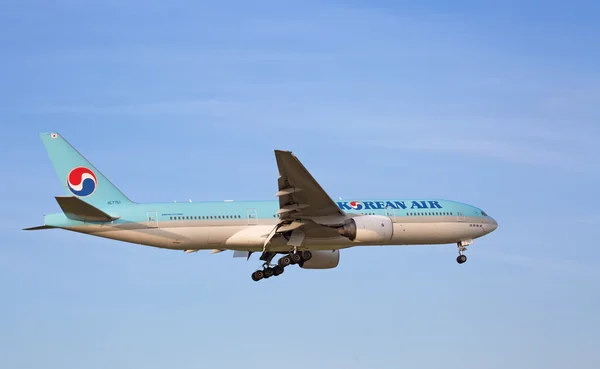 Big Plane landing in Zurich — Stock Photo, Image