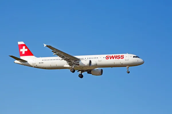 Samolot do lądowania w Zurychu — Zdjęcie stockowe