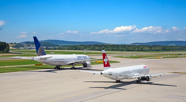 Aerei all'aeroporto di Zurigo — Foto Stock