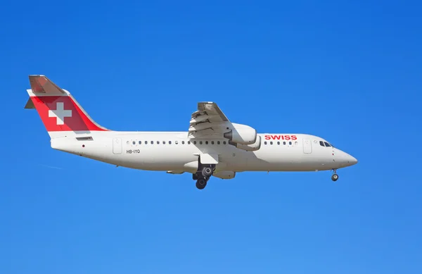 Plane landing in Zurich airport — Stock Photo, Image