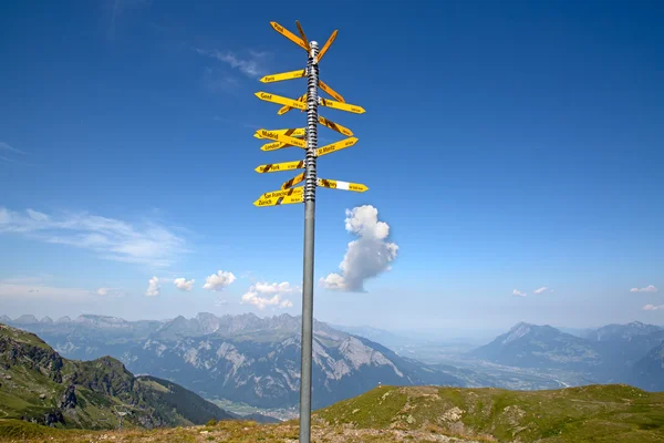 在瑞士的阿尔卑斯山中的里程碑 — 图库照片