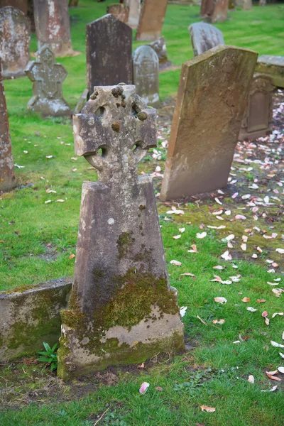 Náhrobky na zanedbaném hřbitově — Stock fotografie