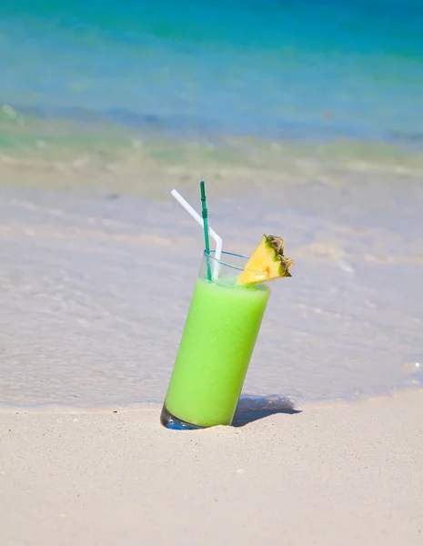 Pineapple cocktail on beach — Stock Photo, Image