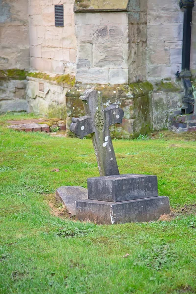 Gravstenar på övergivna kyrkogård — Stockfoto