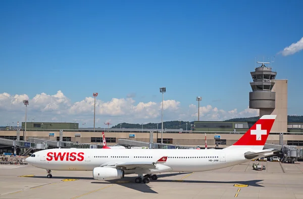 Aviones en el aeropuerto de Zurich — Foto de Stock