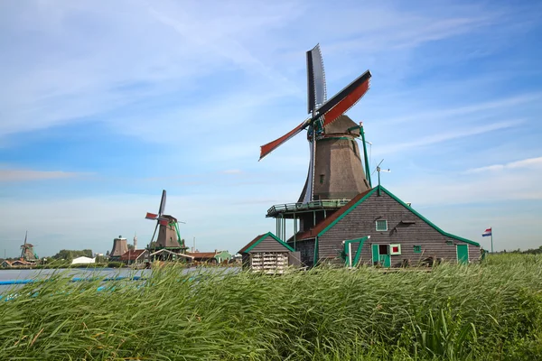 Antichi mulini a vento vicino Kinderdijk — Foto Stock