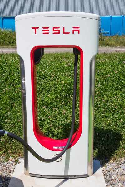 Tesla Supercharger istasyonu