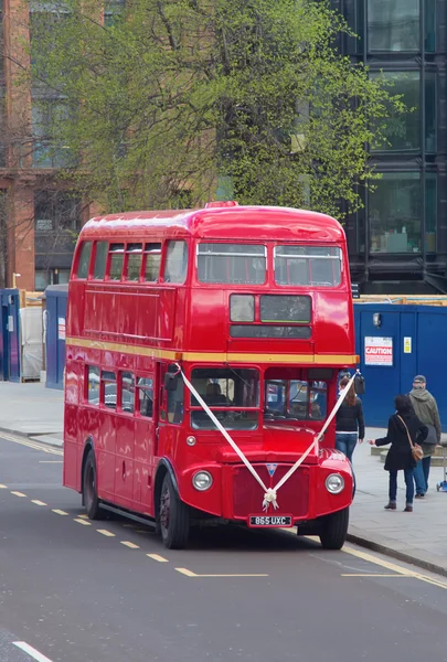 Ônibus de dois andares vermelho — Fotografia de Stock