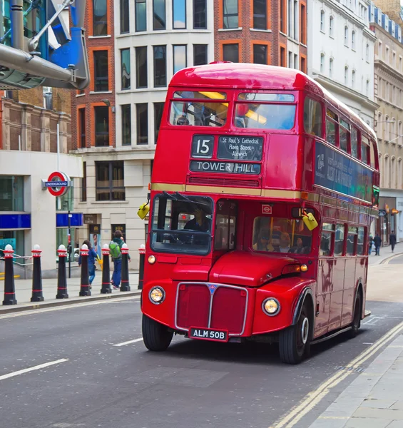 Ônibus de dois andares vermelho — Fotografia de Stock