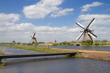 Doğal yakınındaki antik yel değirmenleri