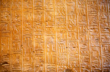 Duvarda Mısır hiyeroglifleri