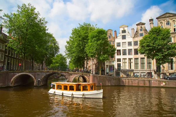 Kanaal van de stad Amsterdam — Stockfoto
