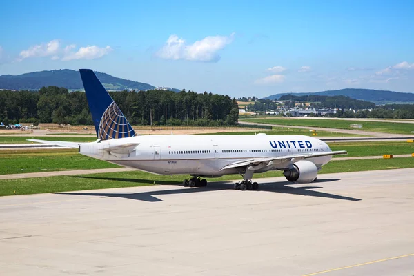 Vliegtuig in Zürich airport — Stockfoto