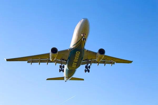 チューリッヒ空港での着陸スイス A-340 — ストック写真