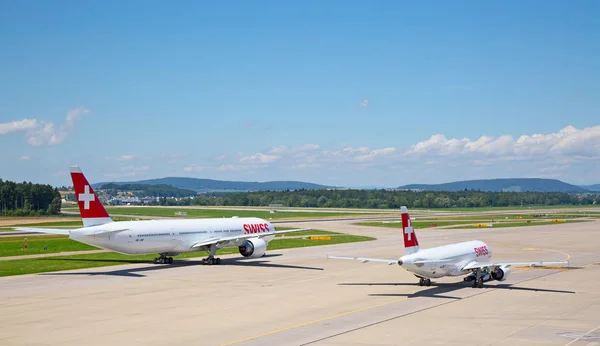 Flugzeuge am Flughafen Zürich — Stockfoto
