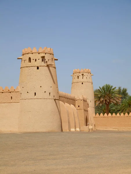 Famous Jahili fort in Al Ain oasis — Stock Photo, Image