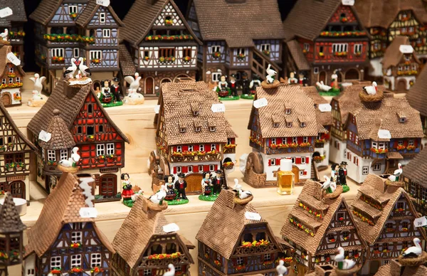 Elsässer Häuser auf dem Weihnachtsmarkt — Stockfoto