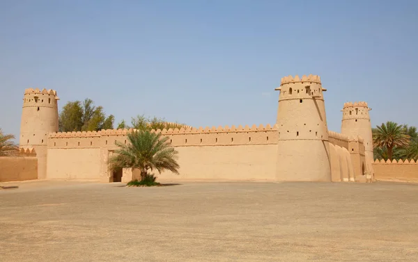 Forte Jahili famoso em oásis Al Ain — Fotografia de Stock