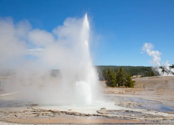 Erupción de géiser en el parque nacional de Yellowstone — Foto de Stock