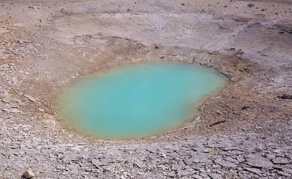 Forró medencében a Yellowstone Nemzeti Parkban — Stock Fotó