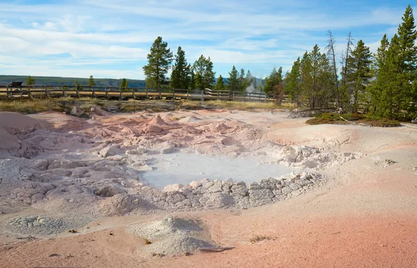 Hot pool in the Yellowstone National park — Stock Photo, Image