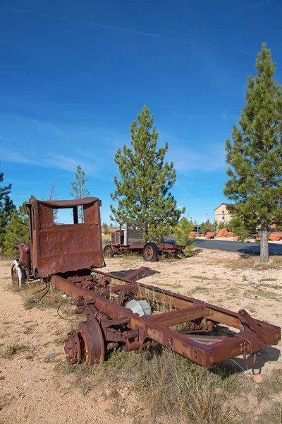 Abandond rusty car — Stock Photo, Image